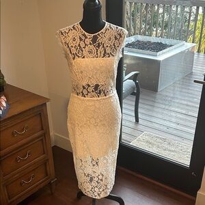 Chic Lace Midi Dress in Cream